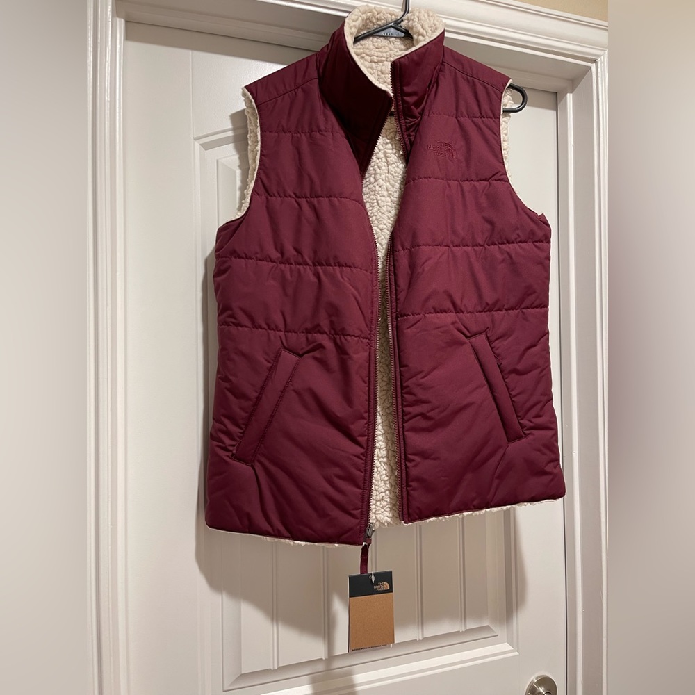 North Face vest size medium, new